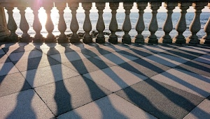 ombre, mare, balaustra, piastrelle, colonnine, colonne, pavimento, quadrati, terrazza, luce, sole, controluce, acqua, livorno