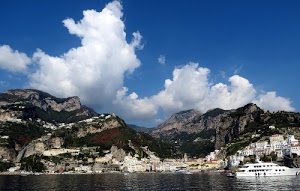 nuvole, cielo, mare, montagne, paese, acqua, case, azzurro, lago, campanile, bianco, imbarcazione, yacht, panorama, alberi, costa, battello, città, traghetto, barca, roccia, barche, montagna