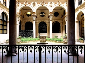 colonne, archi, pozzo, finestre, cortile, chiostro, ringhiera, piante, verde, balaustra, palazzo, giardino, ferro, capitelli, cerchi, aiuola, vasi