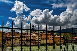 nuvole, cielo, case, fiume, cerchi, azzurro, verde, punte, alberi, prato, bianco, ferro, finestre, inferriata, cancellata, cancello, palazzi, borgo