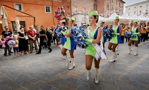 verde, banda, persone, blu, sfilata, azzurro, palloncini, stivali, ragazze, case, fascia, spettatori, majorettes, cappelli, fiori, bianco, strada, corteo, musicale, festa, uniforme, divisa