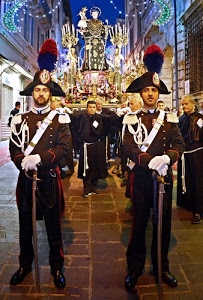 processione, carabinieri, santo, uniforme, luminarie, pennacchi, divisa, sciabole, statua, spade, persone, cappello, cappelli, festa, frate, frati, divise, militari, fedeli