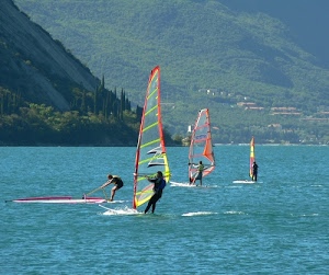 acqua, vele, verde, lago, sport, alberi, surf, mare, vela, montagne, azzurro, persone, rosso, windsurf, tavola, tavole, giallo, quattro, vento