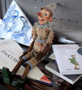 burattino, pinocchio, naso, libri, legno, cappello, rosso, fiabe, cono, bocca, vestito, occhi, scarpe, fiaba