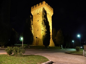 torre, lampioni, notte, alberi, merli, cipressi, strada, notturno, aiuole, luci, luce, parco, rotonda, finestre, erba, strade, piante
