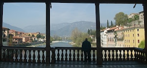 fiume, case, ponte, balaustra, alberi, acqua, persona, panorama, montagne, uomo, cielo, monti, cornici, staccionata, colonne, palazzi, finestre, legno, alpini, ringhiera, balcone
