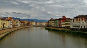 fiume, nuvole, case, acqua, cielo, chiesa, montagne, città, finestre, arno, pisa, lungofiume, rosso, verde, tetti, rive, palazzi, riflessi, sponde, giallo, panorama, paesaggio, maltempo