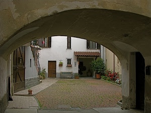 arco, porte, cortile, finestre, piante, fiori, vasi, case, tettoia, rosso, verde, bianco, portico, scorcio, porta, portone, vicolo