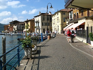 case, strada, acqua, cielo, lampione, piante, vasi, persone, azzurro, nuvole, finestre, ringhiera, barche, lampioni, lago, passanti, fiori, lungolago, cancello, porte, scorcio, mare, ombre, lungomare