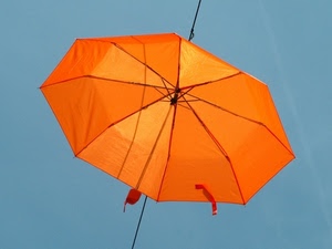 ombrello, cielo, arancione, manico, filo, azzurro, spicchi, arancio, bacchette, stecche, raggi, laccio, appeso