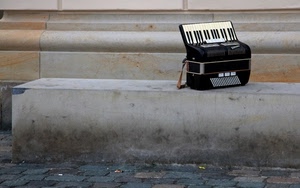 fisarmonica, strumento, tasti, musica, tastiera, nero, cinghia, bianco, panchina, strada, pietra