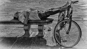 panchina, bicicletta, bianconero, uomo, ruota, ombra, scarpe, ruote, dormire, riposo, sdraiato, pietra, bici, piedi, occhiali, raggi, cestello, manubrio, persona