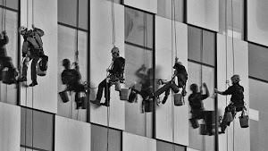vetri, secchi, corde, finestre, riflessi, grattacielo, caschi, pulitori, operai, appesi, lavoro, bianconero, funi, lavoratori, pulizia, vetrate, riflesso, quattro, pulire, lavavetri, ombra, lavare, imbragature, secchio, sospesi