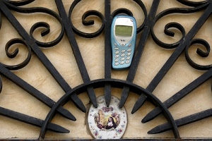 ferro, telefono, azzurro, immagine, santa, punte, cellulare, tasti, ovale, nero, fiori, spirale, numeri, tastiera, muro, telefonino, ringhiera