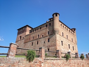 castello, finestre, piante, cielo, torri, azzurro, mattoni, torrette, parapetto, muro, fortezza, verde, pilastri, recinzione, palazzo, nuvole, vasi, edificio