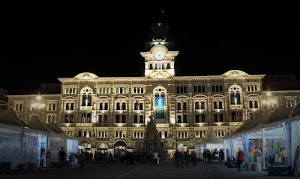 palazzo, finestre, orologio, notte, luci, torre, trieste, mercato, bifore, notturno, persone, tende, piazza, bancarelle, colonne, archi, municipio