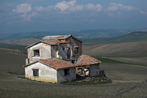 finestre, casolare, nuvole, colline, cielo, casa, tetti, rudere, campi, campagna, collina, terra, tetto, ruderi, abbandonato, campo, rovine