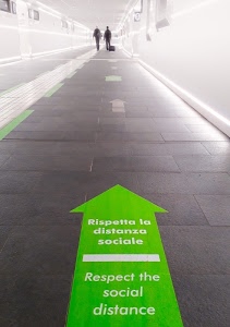 verde, freccia, stazione, due, persone, prospettiva, treno, frecce, bianco, corridoio, nero, parole, passeggeri, linee, pareti, metropolitana, indicazioni