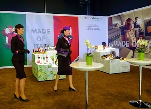 pubblicità, tricolore, fiori, donne, hostess, bottiglie, vasi, esposizione, tavolini, orchidee, rosso, verde, bianco, piante, cappelli, divise, scritta, vaso, promozione