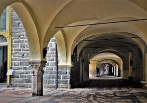 archi, portico, colonna, portici, pavimento, arco, colonne, muro, porta, capitello, vicolo, pilastro, tiranti, pietre, stemma, strada, prospettiva, porticato, portone, giallo, mattoni, ombre, sassi