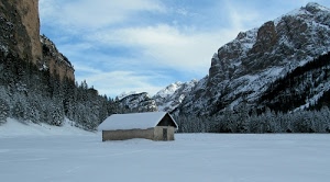 neve, cielo, alberi, bianco, nuvole, montagna, montagne, tetto, inverno, casa, casolare, baita, bosco, paesaggio, rifugio, invernale, casetta, azzurro, roccia