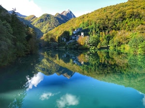 lago, verde, azzurro, montagne, nuvole, riflessi, montagna, alberi, campanile, case, cielo, acqua, riflesso, panorama, paesaggio, boschi, colline, fiume, collina, bosco, borgo, vetta