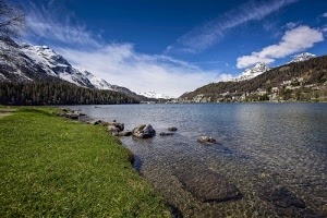 nuvole, cielo, acqua, lago, erba, neve, montagne, prato, verde, case, azzurro, alberi, fiume, panorama, sassi, scogli, rocce, massi, trasparenza, paesaggio, montagna