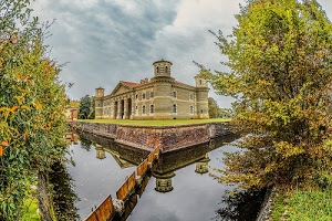 alberi, castello, torri, acqua, nuvole, fossato, verde, riflesso, finestre, colonne, cielo, erba, prato, riflessi, villa, rami, mura, fiume