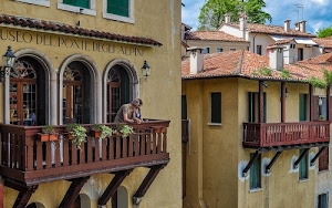 balconi, legno, museo, archi, tetti, finestre, comignoli, persone, vasi, travi, porte, case, cielo, lampioni, balcone, piante, alberi, alpini