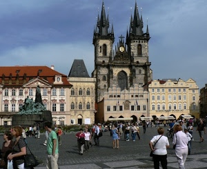 monumento, finestre, piazza, persone, guglie, torri, palazzi, città, statue, campanili, tetti, case, campanile, chiesa, gente, cielo, turisti, abbaini, bandiere, archi, praga, croce