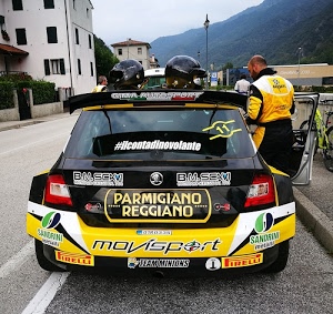caschi, giallo, strada, pubblicità, auto, nero, case, bicicletta, rally, scritte, corsa, automobile, sponsor, uomo, tuta, piloti, finestre, lampioni, pilota, montagna, sport, persone