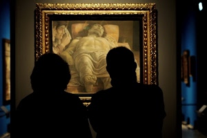 quadro, museo, cristo, cornice, pinacoteca, due, mantegna, visitatori, oro, ombre, persone, guardare, coppia, dipinto, mostra, controluce, gesù, pittura, silhouette, spettatori, morto