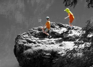 acqua, bambini, roccia, due, arancione, bimbi, lago, scoglio, arancio, riflesso, cappelli