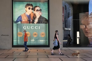 pubblicità, cane, donna, uomo, persone, vetrine, occhiali, passanti, vetrina, manifesti, negozio, mascherine, guinzaglio, strada, riflessi, moda