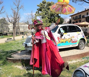 ombrello, alberi, rosso, cappello, donna, bastone, auto, prato, costume, maschera, panchina, erba, verde, fiori, automobile, parco, ruote, occhiali, macchina, carnevale, dipinta