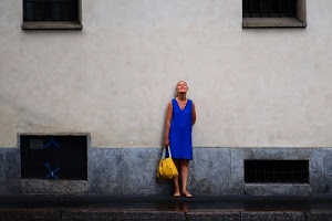 finestre, donna, borsa, muro, blu, giallo, vestito, marciapiede, gialla, casa, azzurro, abito, braccia, sorriso