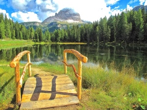lago, montagna, alberi, verde, ponte, legno, nuvole, erba, cielo, montagne, acqua, riflessi, paesaggio, ponticello, dolomiti, staccionata, bianco, azzurro, riflesso, bosco, ombre, ombra