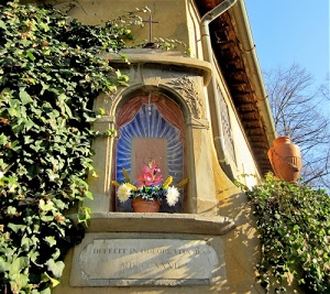 vaso, edicola, fiori, croce, verde, edera, targa, rampicante, piante, angolo, azzurro, rami, casa, cornicione, foglie, grondaia, anfora, lapide