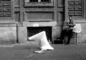 suonatore, musicista, sassofono, bianconero, strada, bianco, grata, finestra, strumento, artisti, telo, finestre, musica, sassofonista, artista, muro, valigetta