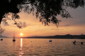 tramonto, sole, barche, pontile, acqua, riflesso, lago, albero, nuvole, cielo, panorama, paesaggio, mare, rami, foglie, barca, giallo, montagne, persone