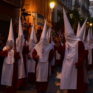 bianco, lampioni, processione, incappucciati, rosso, cappucci, corteo, lampione, persone, coni, rievocazione, costumi, cappuccio, case, notturno, figuranti
