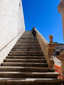 cielo, scalinata, balaustra, scala, azzurro, scalini, persone, sfera, gradini, ombre, pietra, casa, scale, muro, portone, arancione, finestre, arco, sale, salire