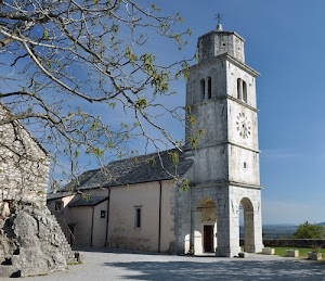 chiesa, campanile, orologio, albero, archi, rami, cielo, finestre, verde, portico, bifore, alberi, rocce, porta, azzurro, roccia, scalinata