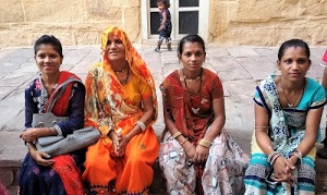 donne, arancione, quattro, porta, bambino, velo, borsa, sedute, indiane, muro, colori, costumi, bambina, bracciali, abiti, ragazze, costume, azzurro, braccialetti, braccia, collane