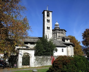 campanile, chiesa, alberi, arco, cupola, cielo, finestre, bifore, piante, verde, colonne, muro, tetti, torre, archi, azzurro, campana