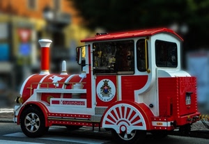 locomotiva, rosso, ruote, bianco, treno, giocattolo, stemma, trenino, sfocato, camino, specchietto