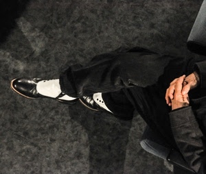 scarpe, mani, pantaloni, nero, bianco, ghette, gambe, pavimento, dita, seduto, piedi, persona