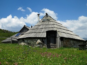 porta, nuvole, cielo, verde, erba, prato, fiori, legno, tetti, azzurro, camino, tetto, comignolo, pannelli, pietra, pietre, capanna, case, edifici, finestra