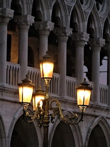 archi, colonne, lampione, luce, balaustra, venezia, luci, capitelli, lampioni, quattro, palazzo, gotico, lanterne, notte, sera