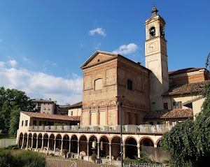 campanile, chiesa, alberi, archi, colonne, orologio, cielo, case, tetti, verde, portico, finestre, nuvole, ringhiera, terrazza, scorcio, porticato, azzurro, campane
